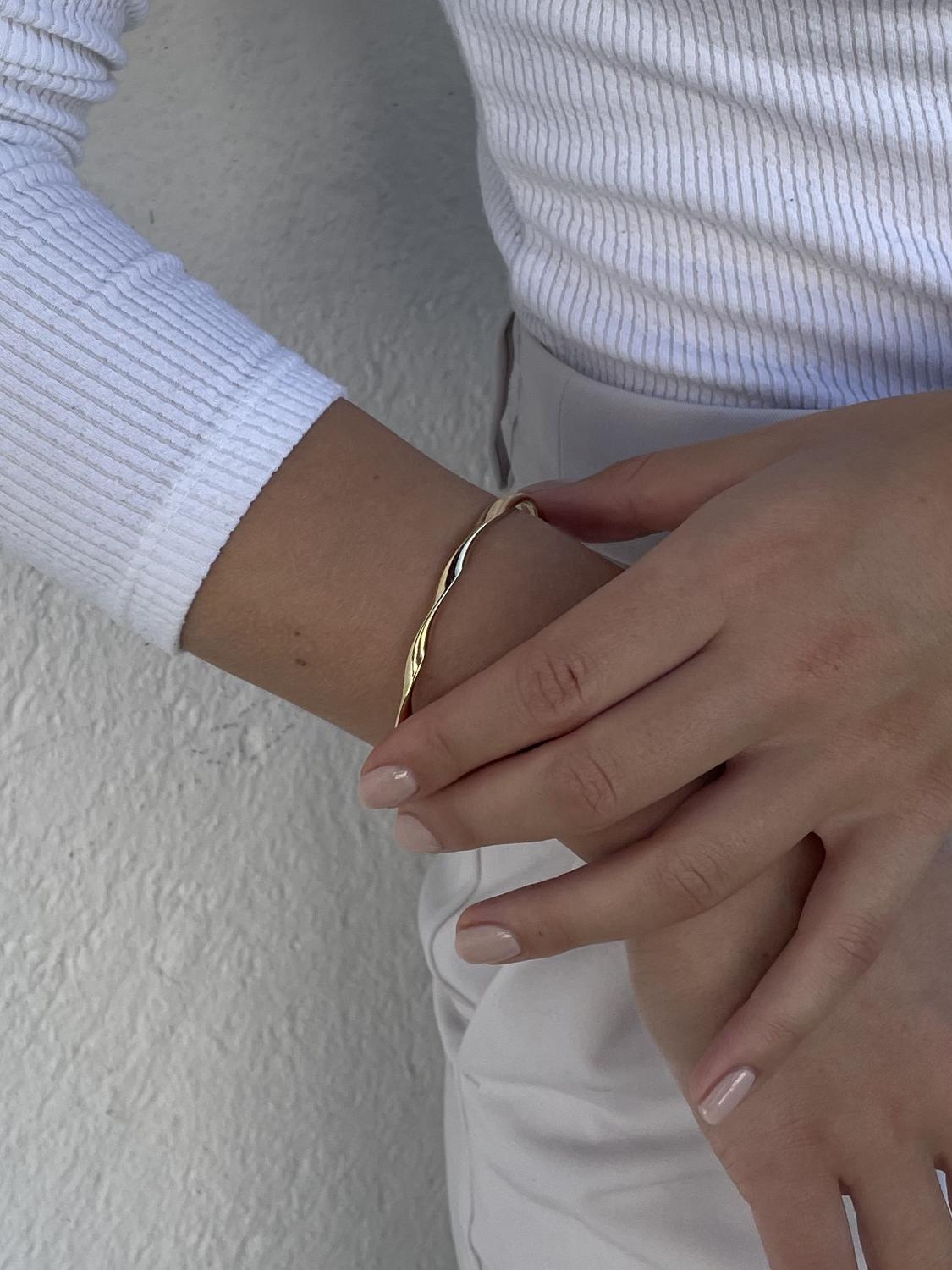 Armband für Damen aus echtem Gelbgold an Handgelenk - Josepha | Skintype