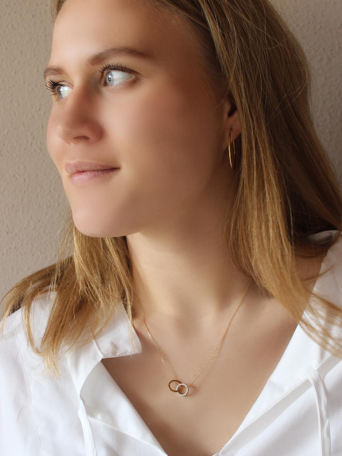 Halskette aus echtem Gelbgold mit weißen Zirkonia an Damendekollete - Dajana | Skintype