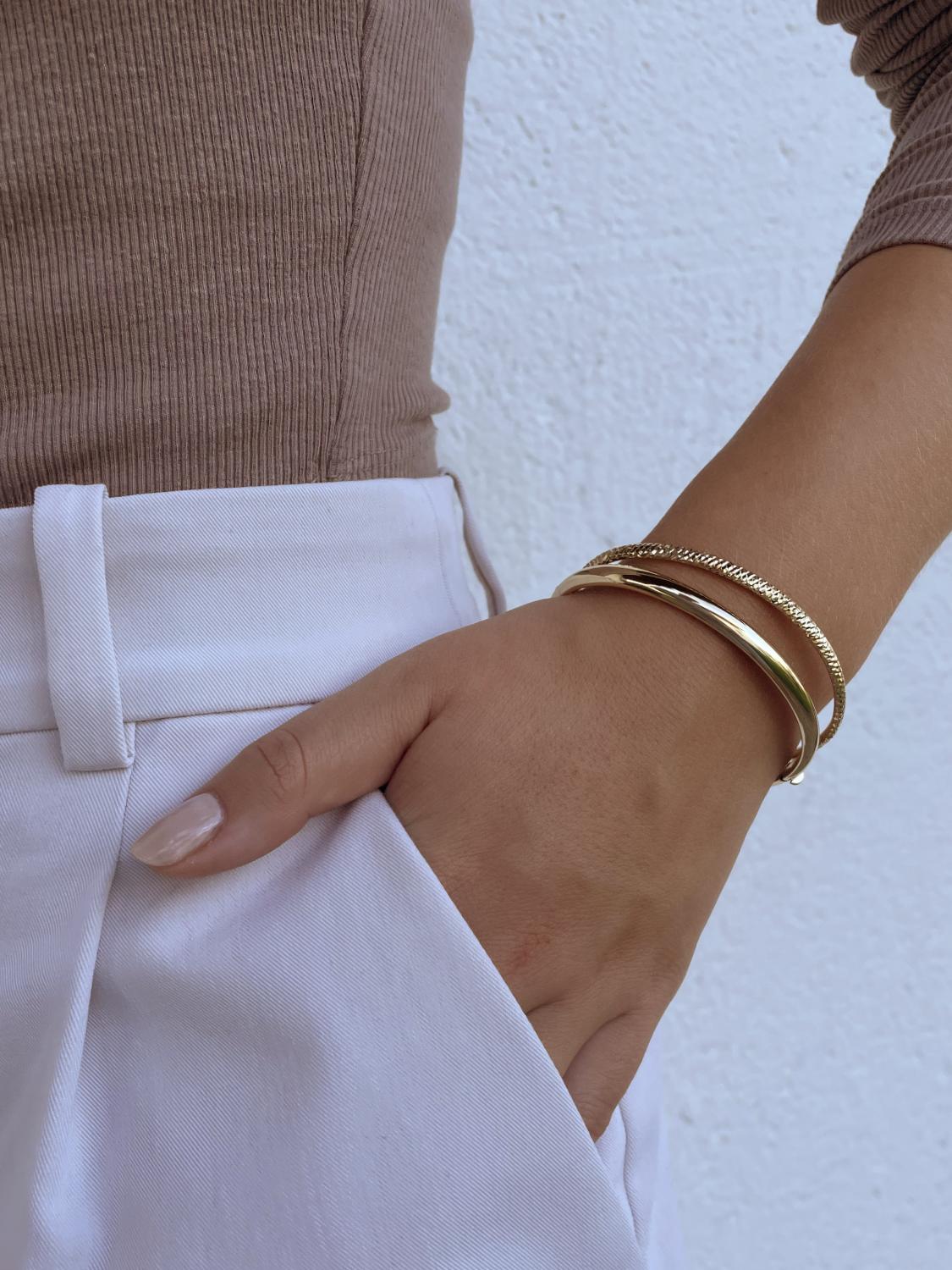 Armband für Damen aus echtem Gelbgold an Handgelenk - Floris | Skintype