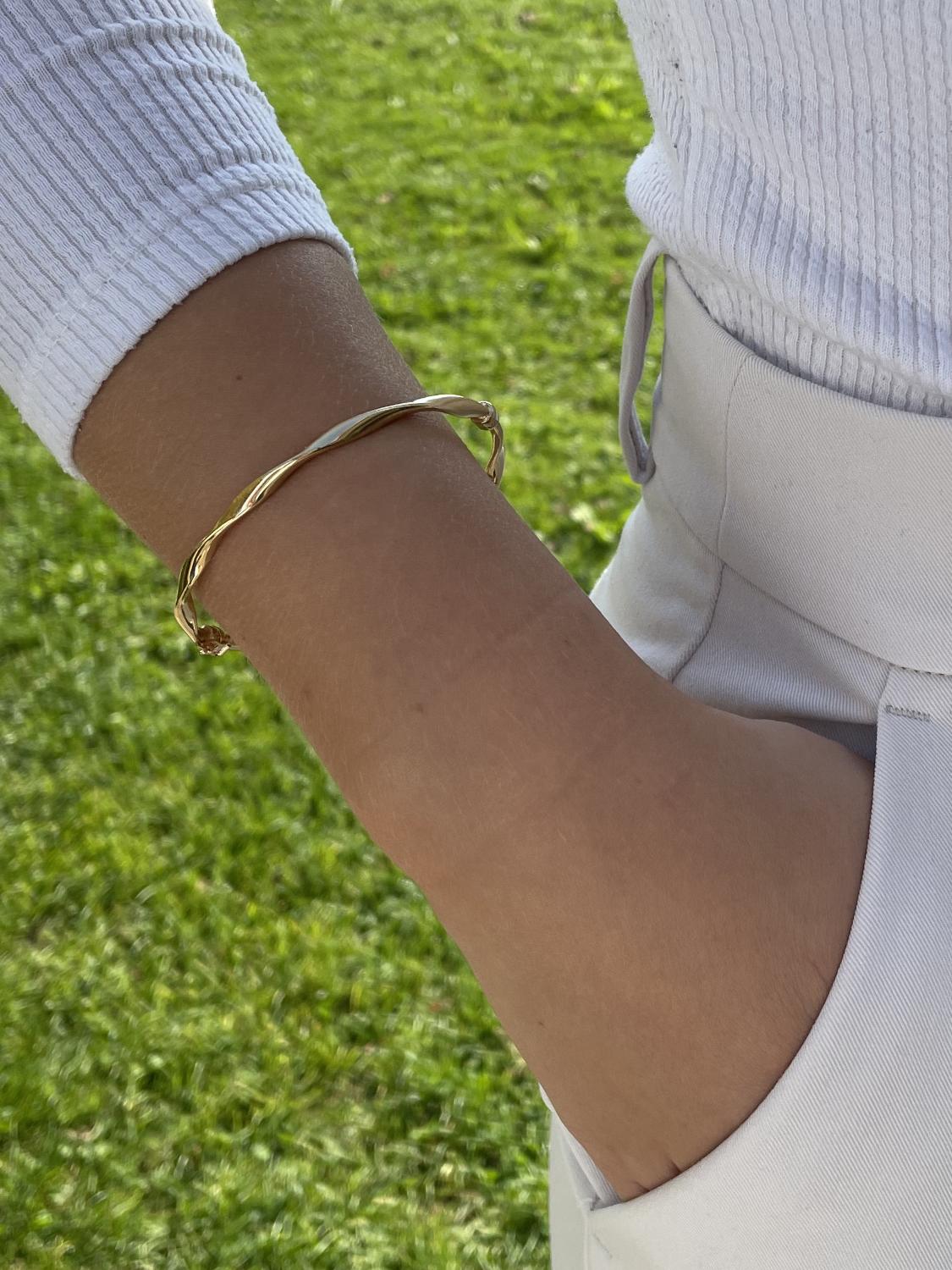 Armband für Damen aus echtem Gelbgold an Handgelenk - Josepha | Skintype