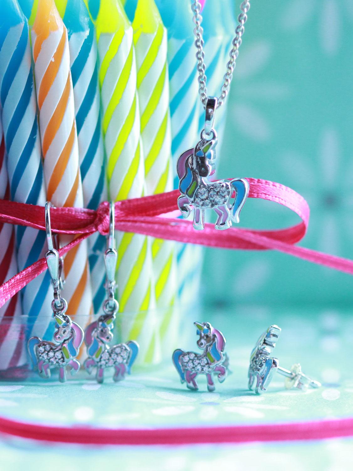 Damenanhänger für Mädchen aus echtem Sterlingsilber mit Lackierungen mit Geburtstagskerzen im Hintergrund - Cindy | Stilleben