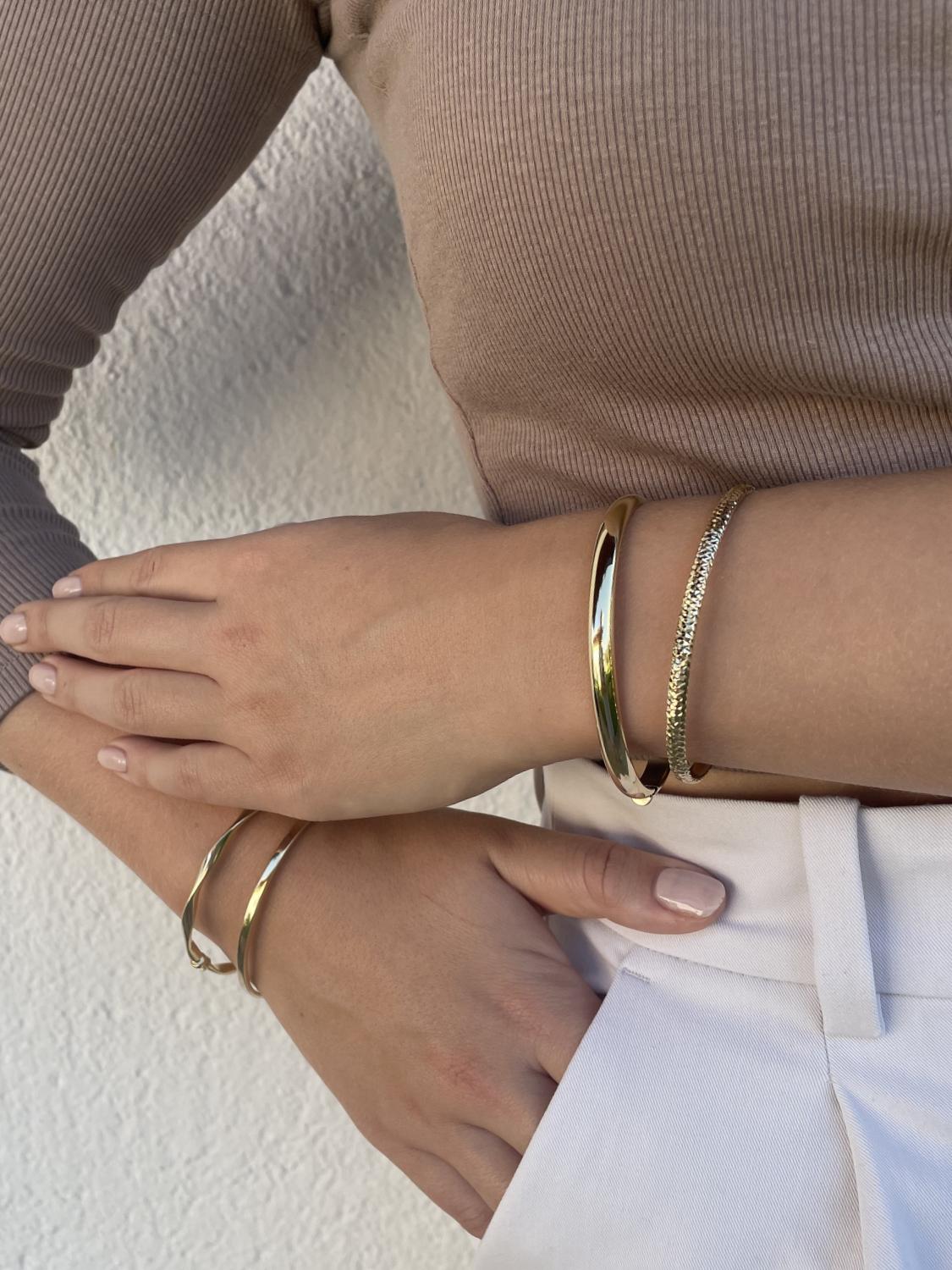 Armband für Damen aus echtem Gelbgold an Handgelenk - Floris | Skintype